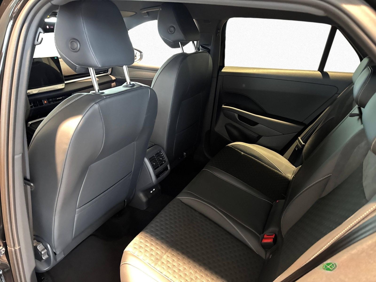 Volkswagen T-Roc R-Line 1.5 l eTSI OPF 110 kW (150 PS) 7-Ga foto 10