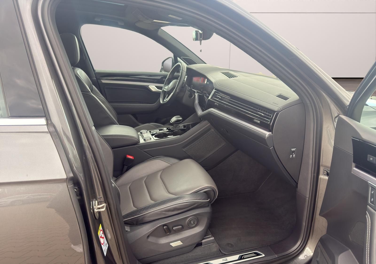 Volkswagen Touareg 3.0 V6 TDI DSG R-Line 4x4*ST.HZG*PANO*36 foto 8