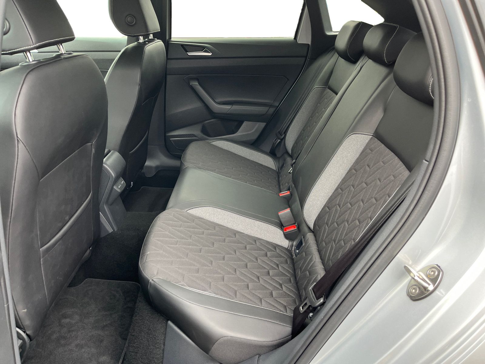 Volkswagen Taigo 1.0TSI Goal LED Pano Navi ACC APP Sitzhzg foto 13