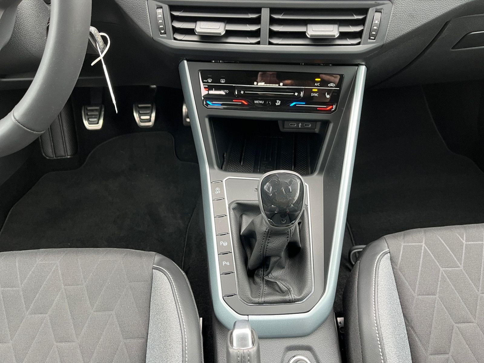 Volkswagen Taigo 1.0TSI Goal LED Pano Navi ACC APP Sitzhzg foto 9