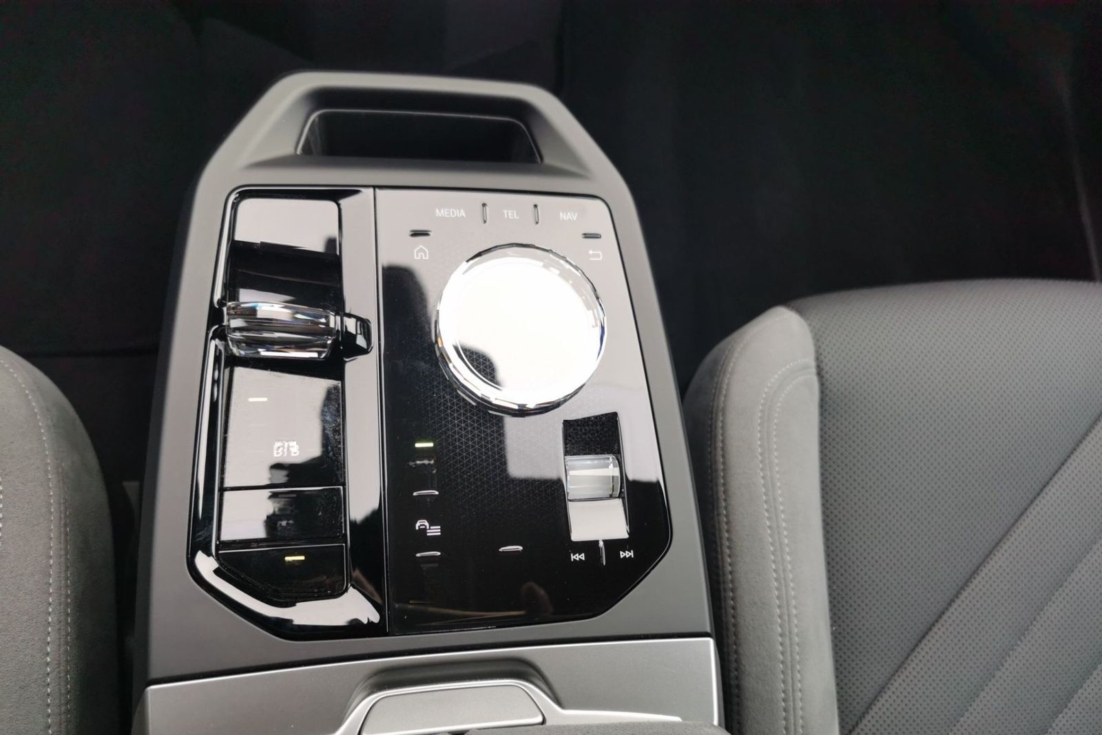 BMW iX M70 xDrive M SPORT INDIVI STORM BAY Sitzbelüf foto 13