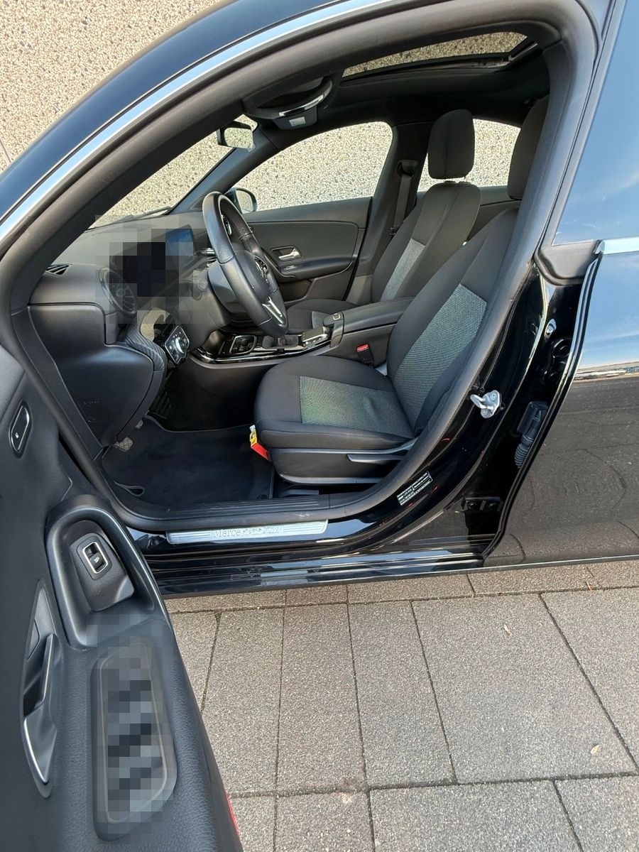 Mercedes-Benz CLA 180 Business Navi Panorama LED CarPlay PDC foto 12