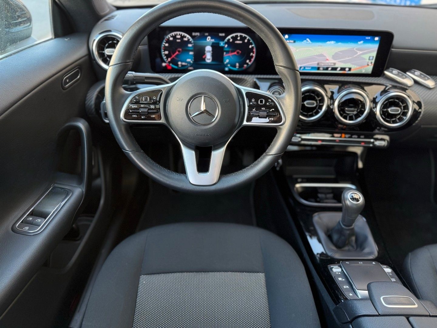 Mercedes-Benz CLA 180 Business Navi Panorama LED CarPlay PDC foto 15