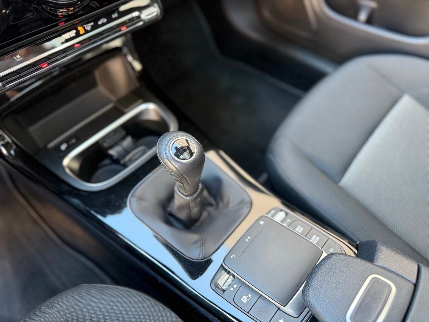 Mercedes-Benz CLA 180 Business Navi Panorama LED CarPlay PDC foto 22