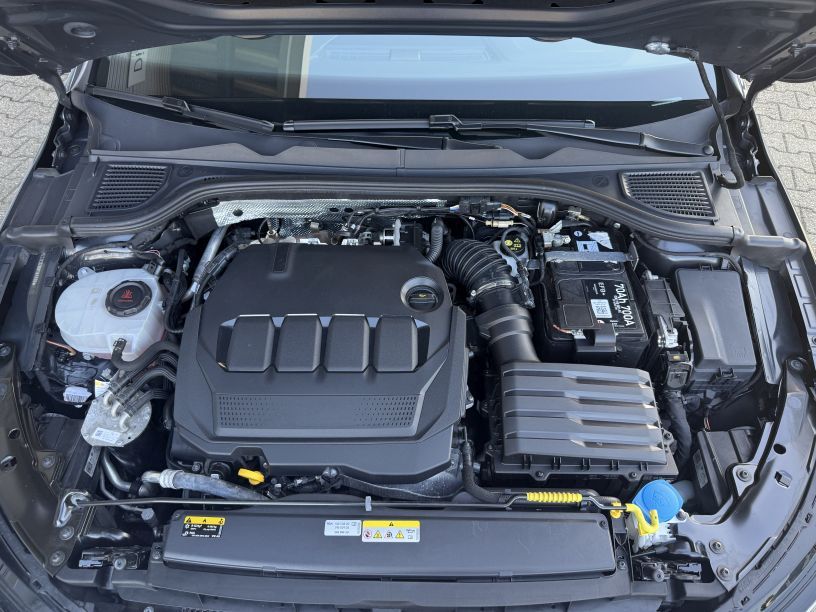 Volkswagen GOLF VIII 2.0 TDI Active +Ambiente+CarPlay+Navi+ foto 23