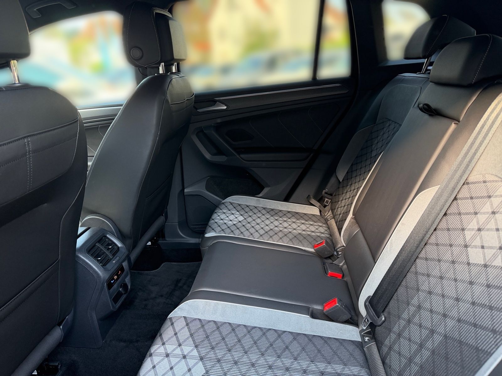 Volkswagen Tiguan R-Line 1,5 l TSI DSG Navi IQ.LIGHT RearVi foto 11