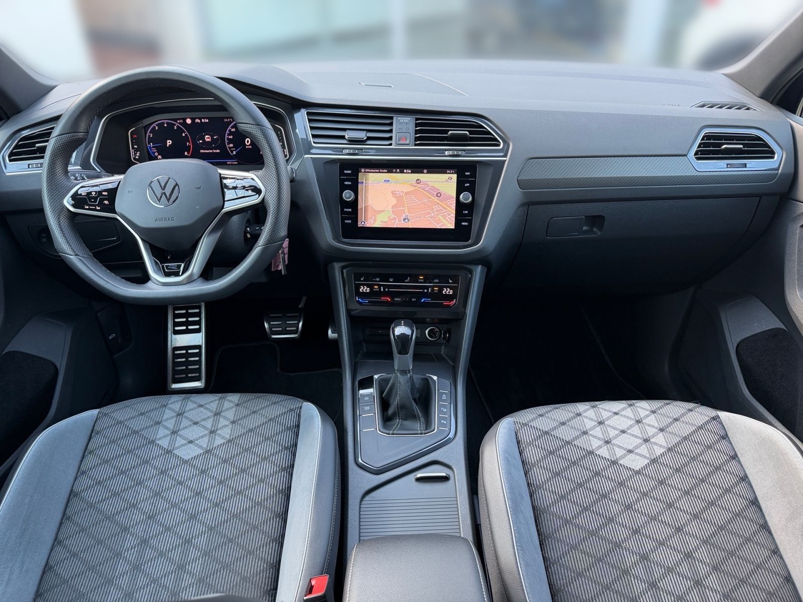 Volkswagen Tiguan R-Line 1,5 l TSI DSG Navi IQ.LIGHT RearVi foto 12