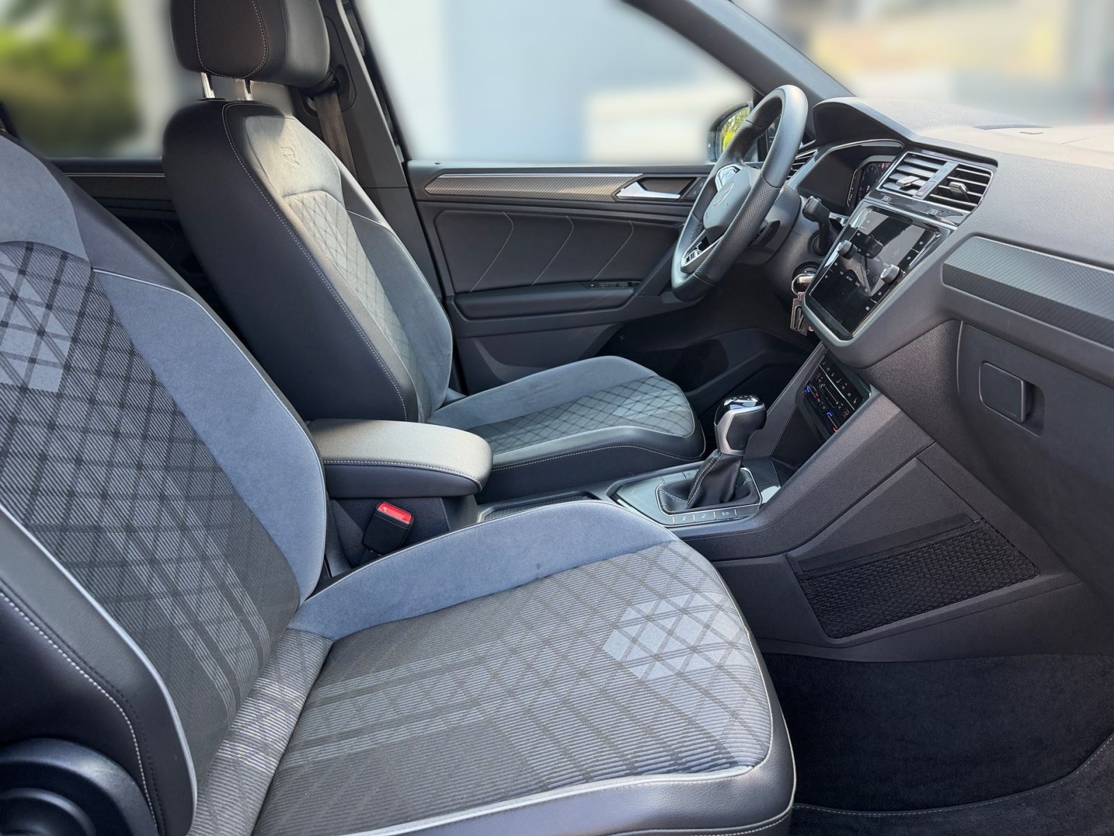 Volkswagen Tiguan R-Line 1,5 l TSI DSG Navi IQ.LIGHT RearVi foto 13