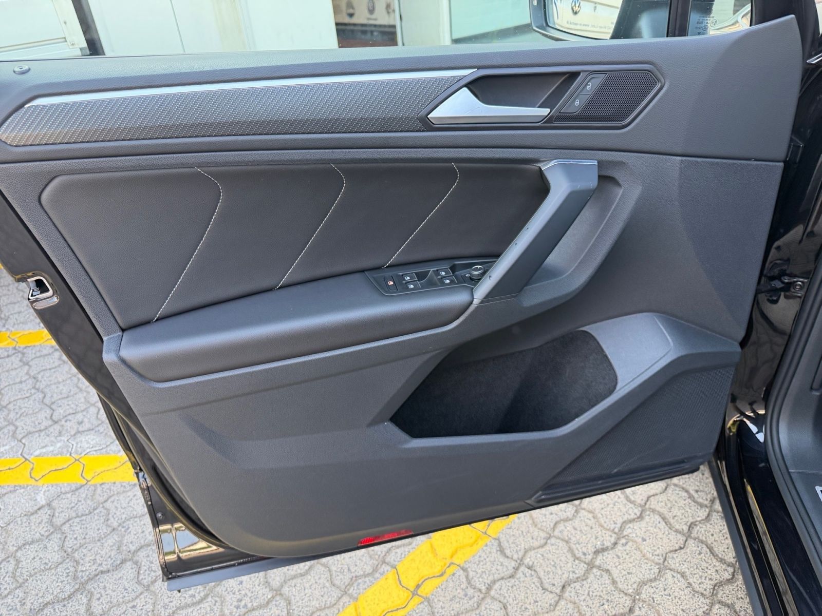 Volkswagen Tiguan R-Line 1,5 l TSI DSG Navi IQ.LIGHT RearVi foto 8