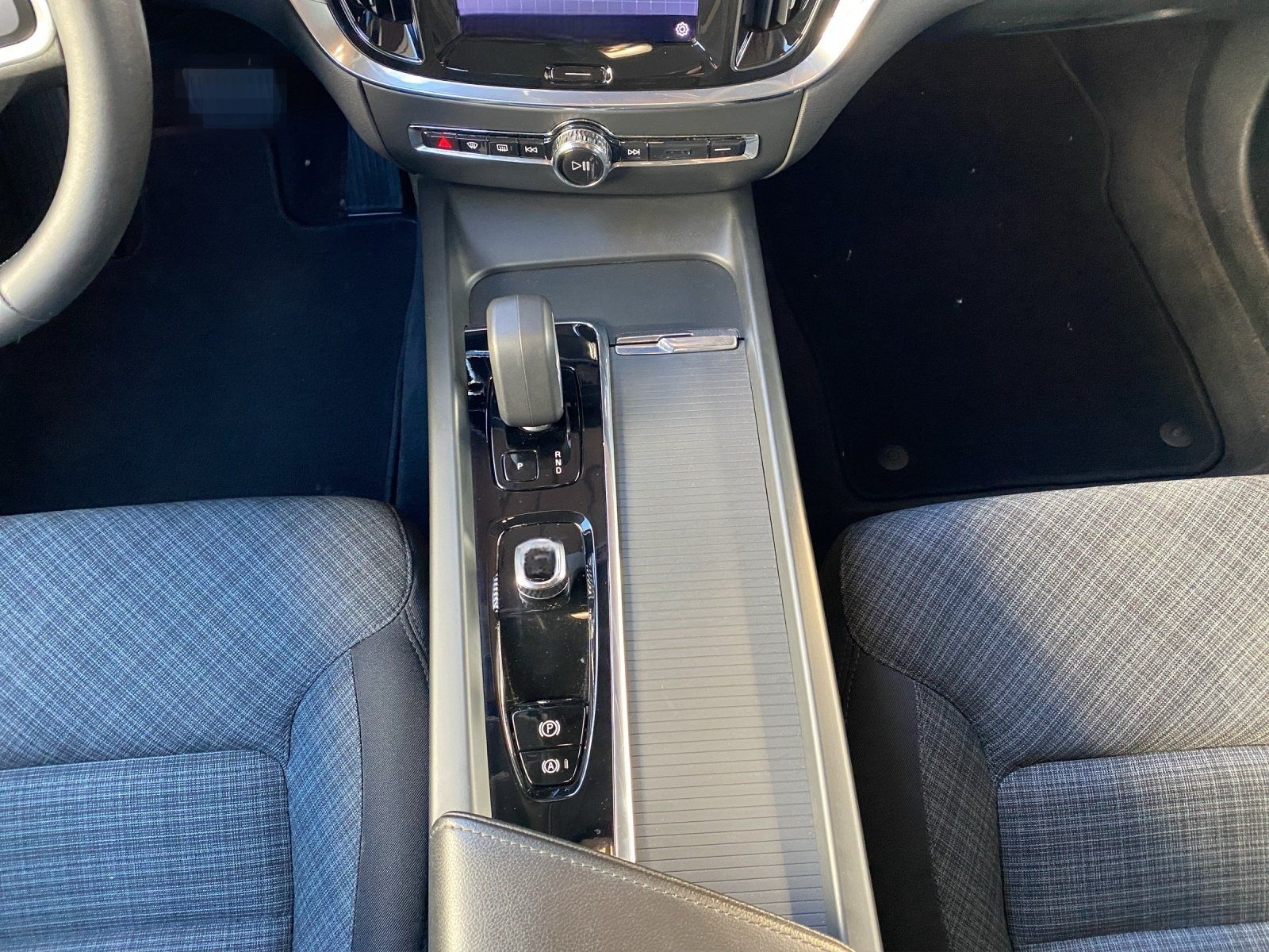 Volvo V60 Kombi B4 (Diesel) Core LED+Navi+SHZ+Winterp. foto 9