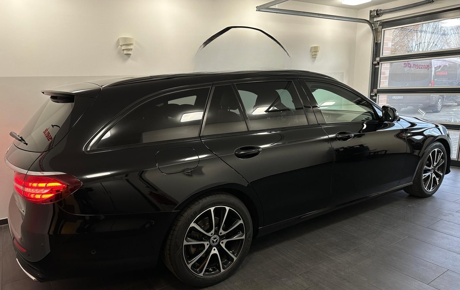 Mercedes-Benz E 220 d T Avantg+Night Distronic+ 360° Burmester foto 2