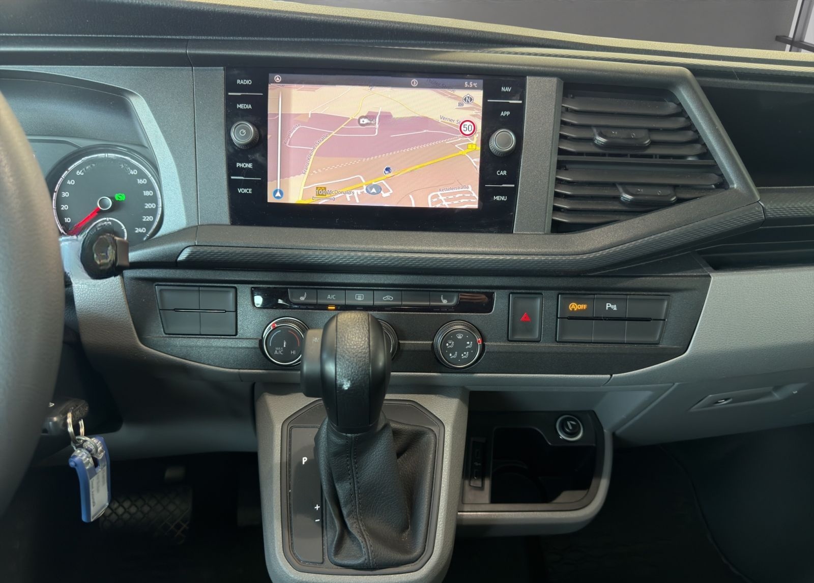 Volkswagen T6.1 Kombi LR NAVI+KLIMA+TEMPOMAT+AHK+PARKP. foto 13