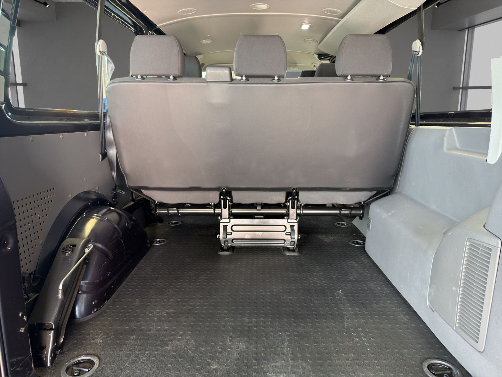 Volkswagen T6.1 Kombi LR NAVI+KLIMA+TEMPOMAT+AHK+PARKP. foto 15