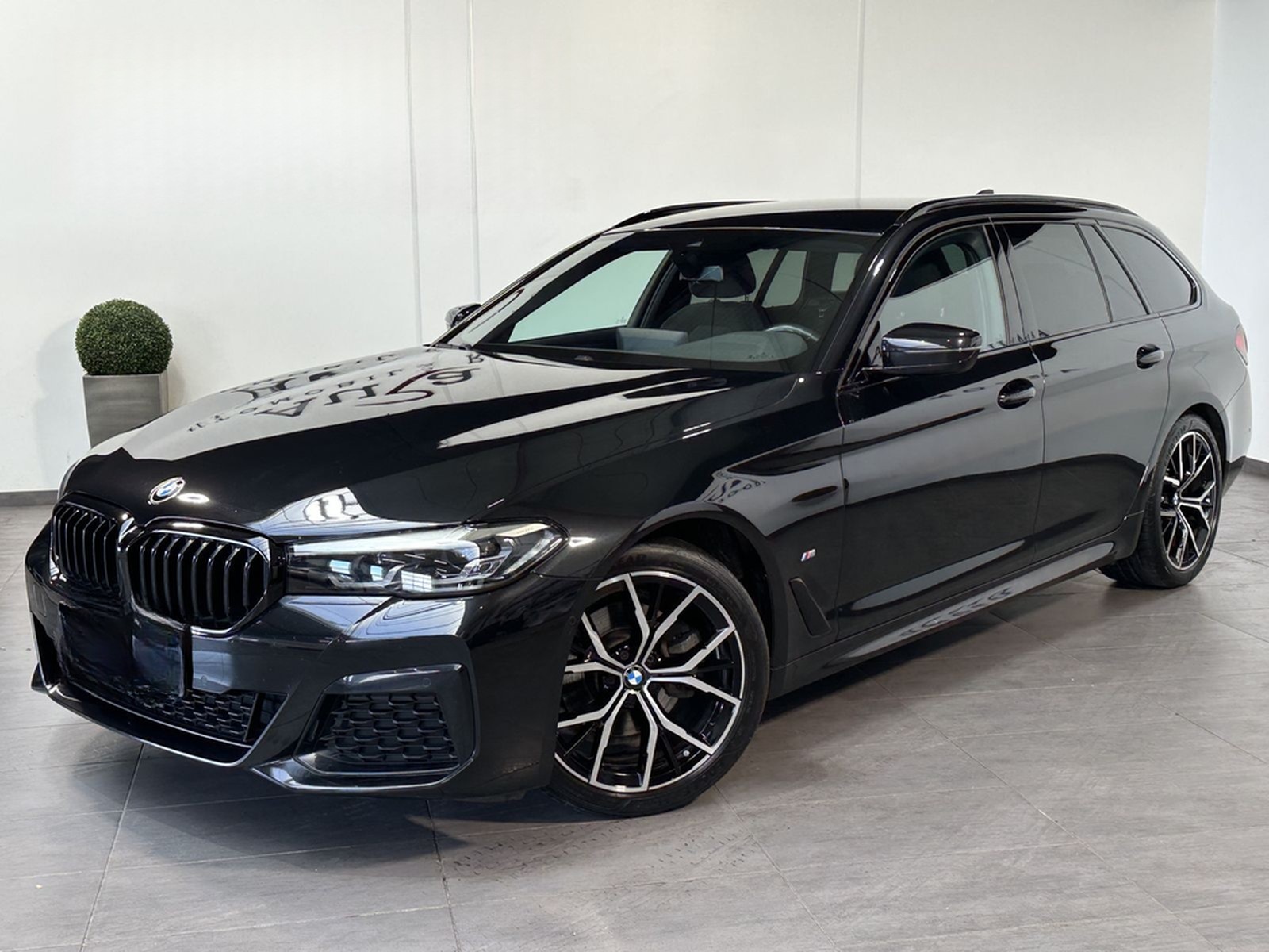 BMW 520d Touring M-Sport NAV+LED+KAMERA+HIFI+19ZO+PP foto 2