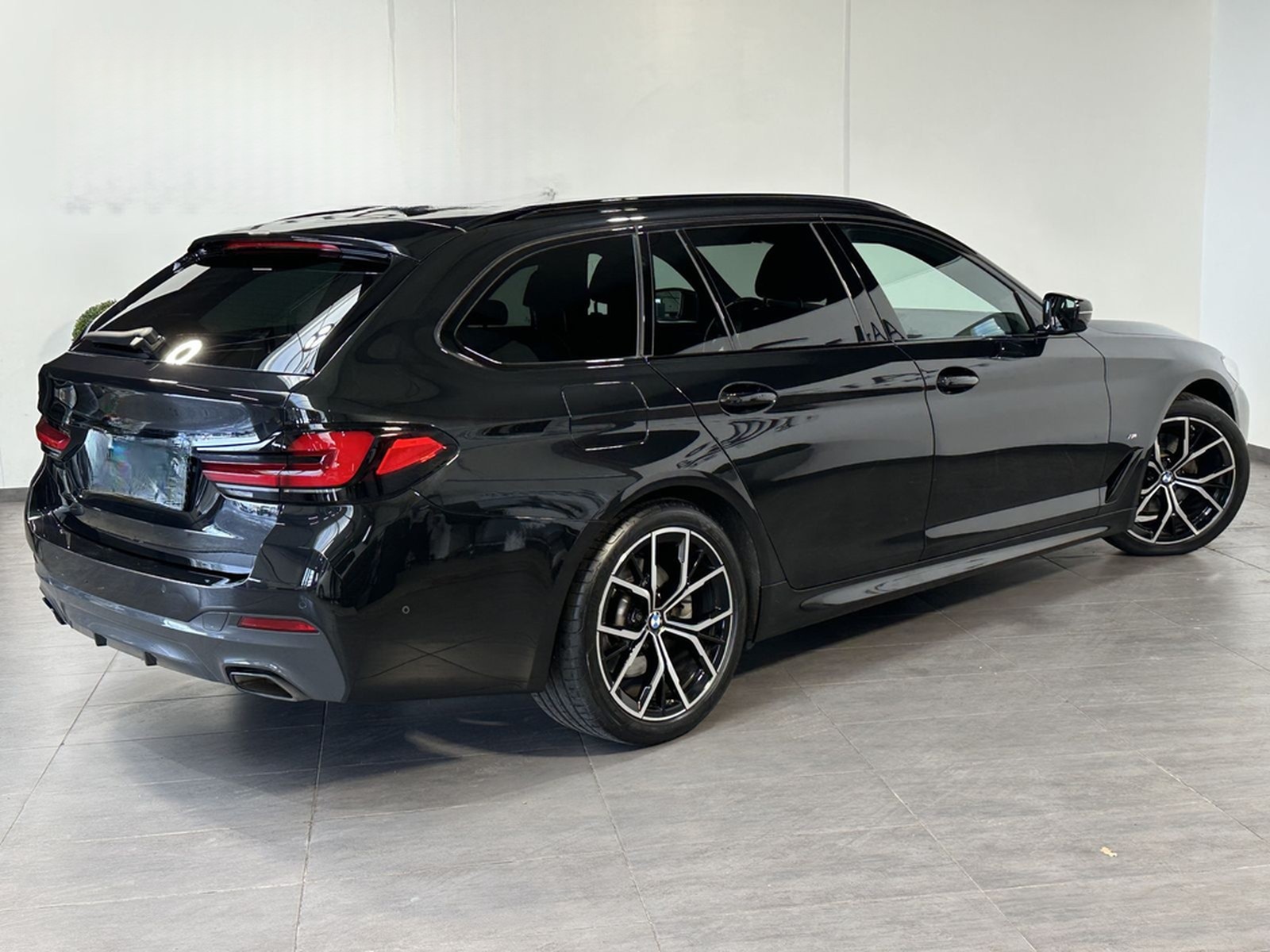 BMW 520d Touring M-Sport NAV+LED+KAMERA+HIFI+19ZO+PP foto 4