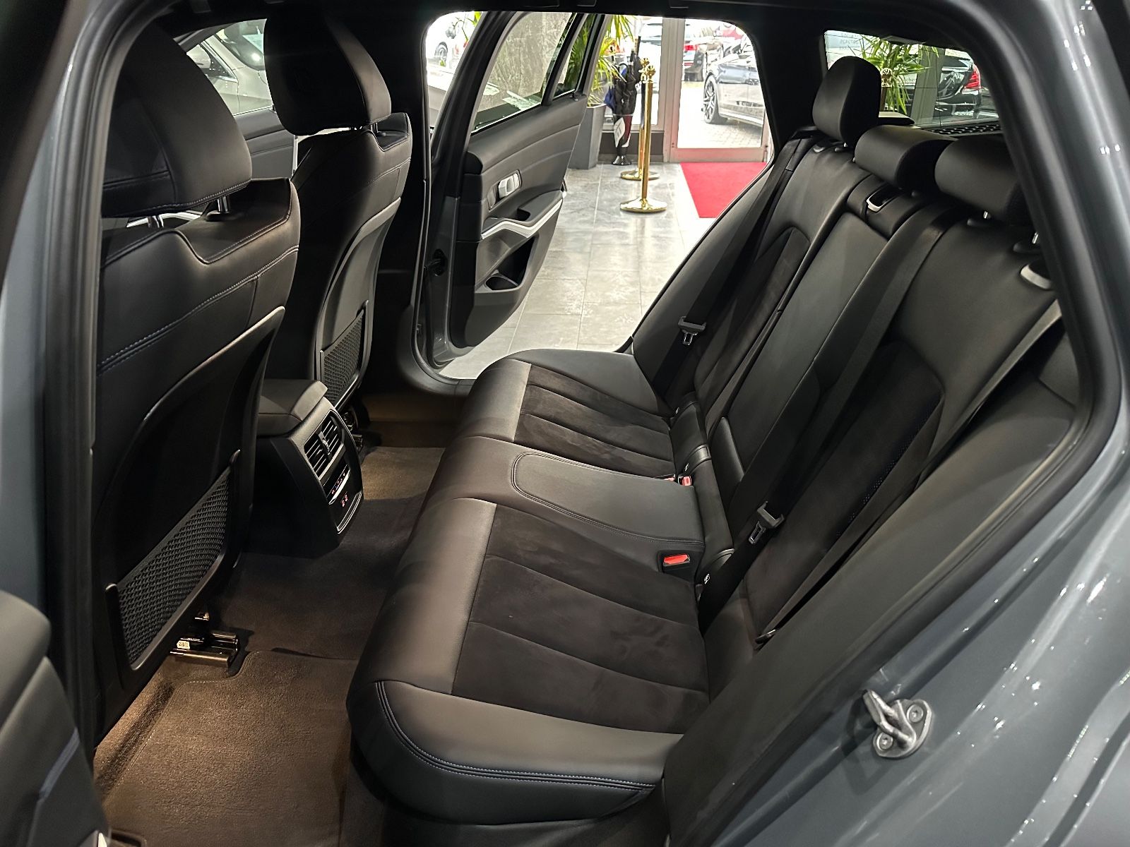 BMW 320 d M Sport / HEAD-UP / KAMERA / ACC/ AHK /LED foto 9