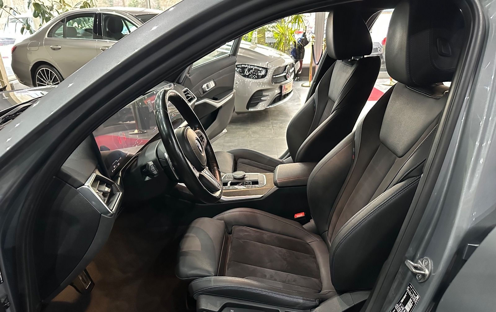 BMW 320 d M Sport / HEAD-UP / KAMERA / ACC/ AHK /LED foto 10