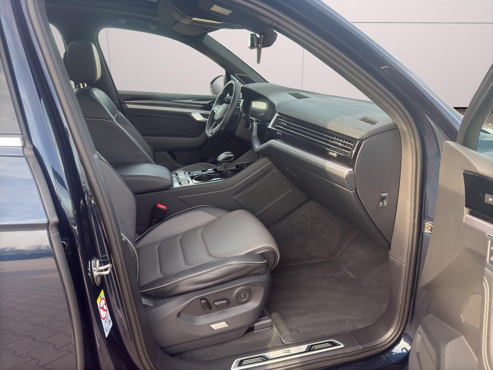 Volkswagen Touareg 3.0 V6 TDI DSG R-LINE 4x4*ST.HZG*PANO*36 foto 9
