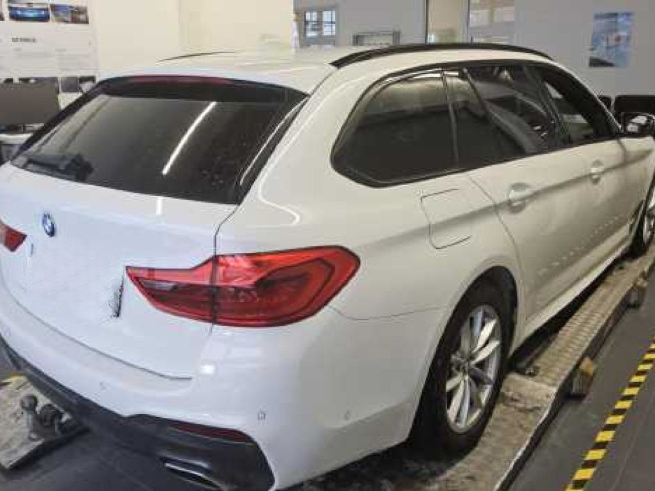 BMW 530d xDrive T MSPORT Pano,AHK,HUD,AdpLED,DA+,PA+ foto 4