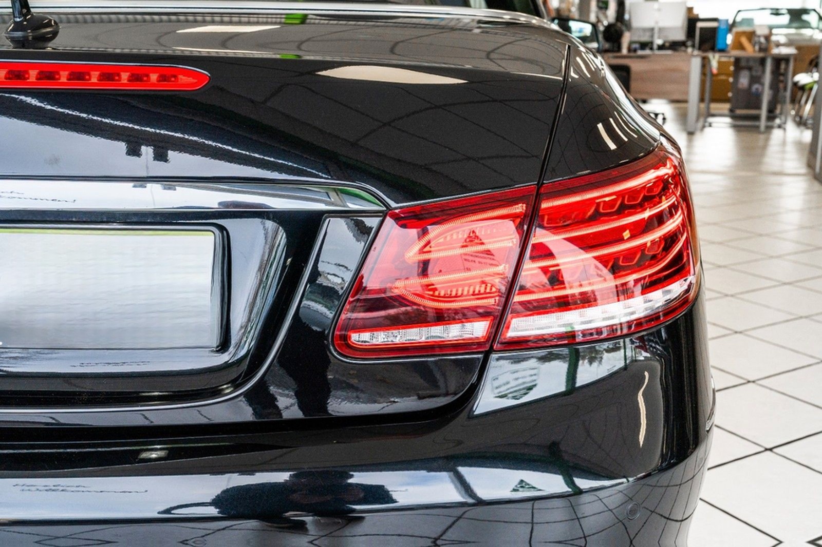 Mercedes-Benz E 200 Cabrio Automatik 184 PS LED Navi foto 12