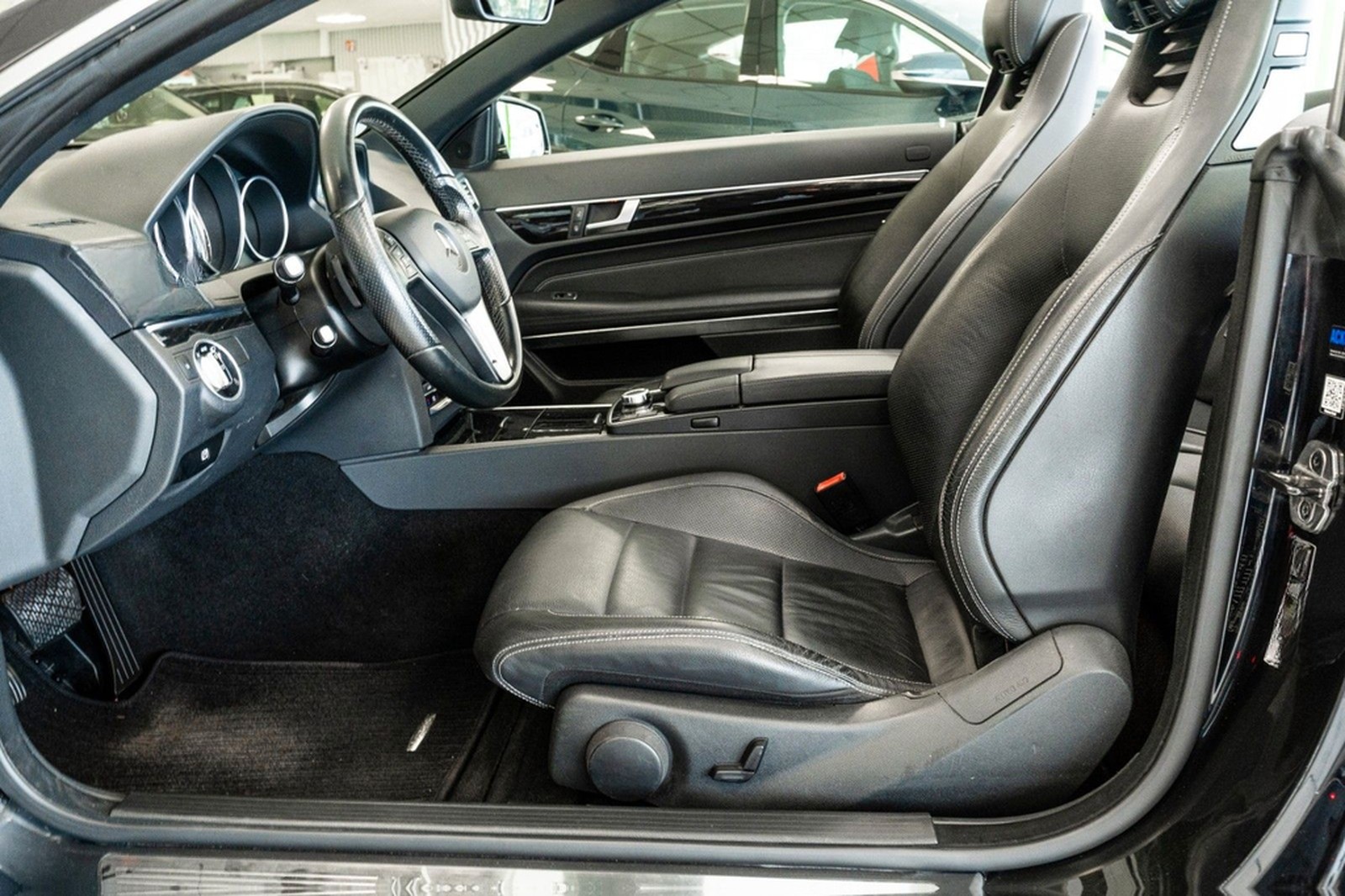Mercedes-Benz E 200 Cabrio Automatik 184 PS LED Navi foto 13