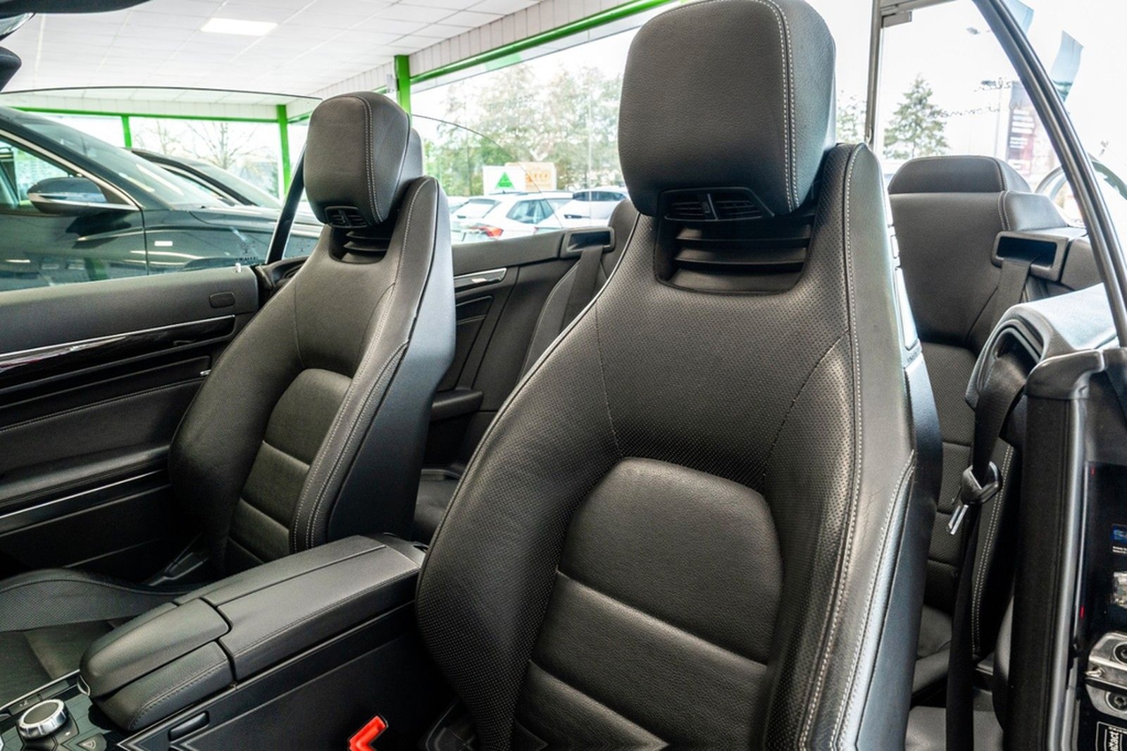 Mercedes-Benz E 200 Cabrio Automatik 184 PS LED Navi foto 15