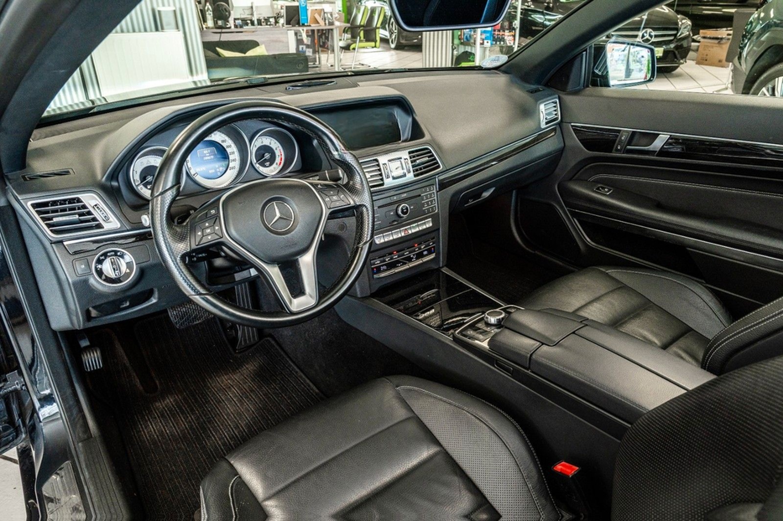 Mercedes-Benz E 200 Cabrio Automatik 184 PS LED Navi foto 16