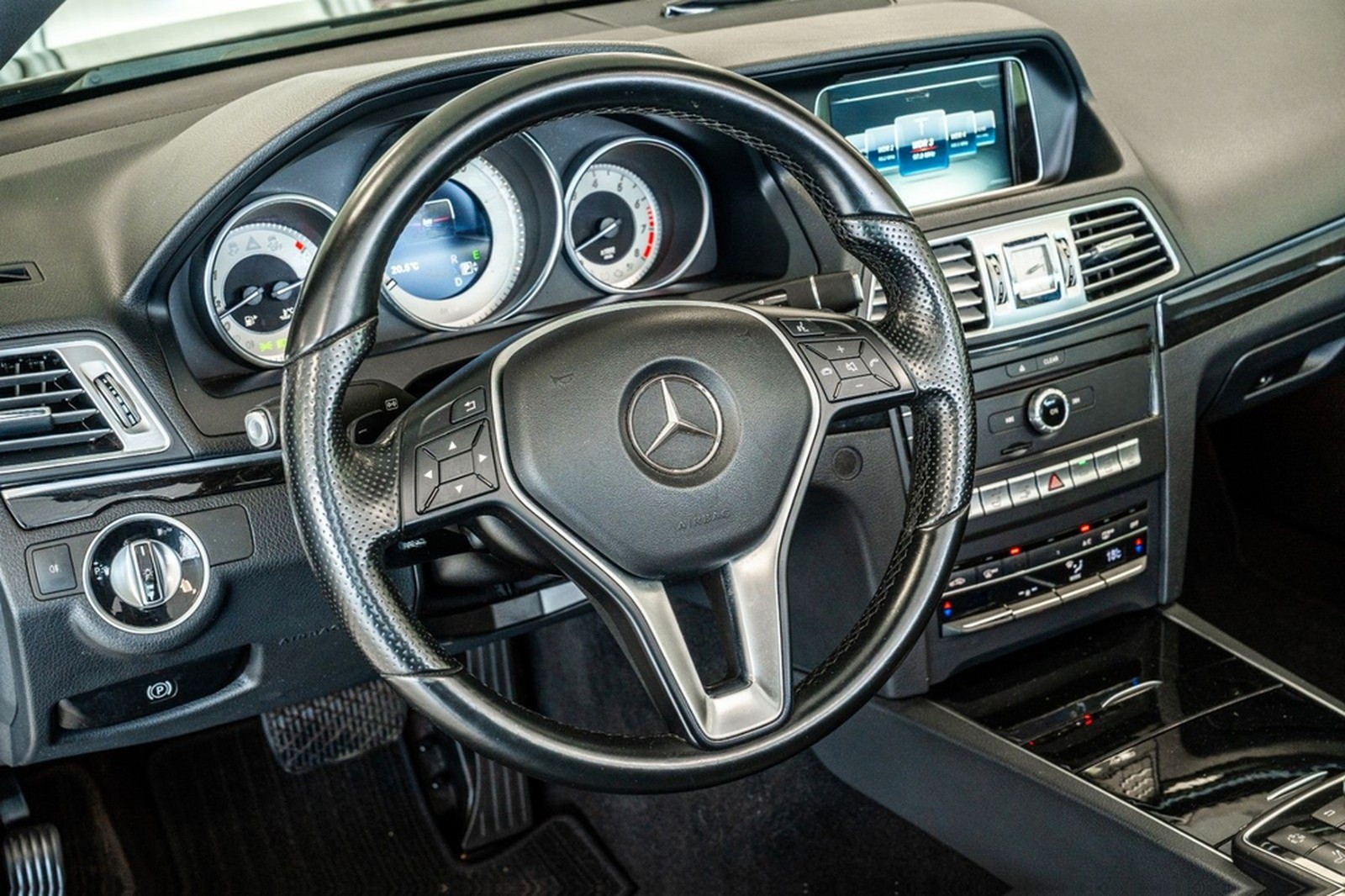 Mercedes-Benz E 200 Cabrio Automatik 184 PS LED Navi foto 17