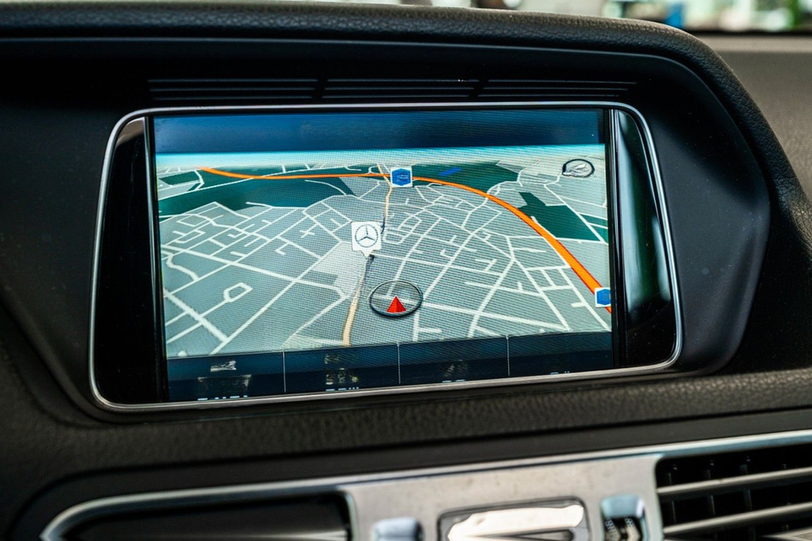 Mercedes-Benz E 200 Cabrio Automatik 184 PS LED Navi foto 24