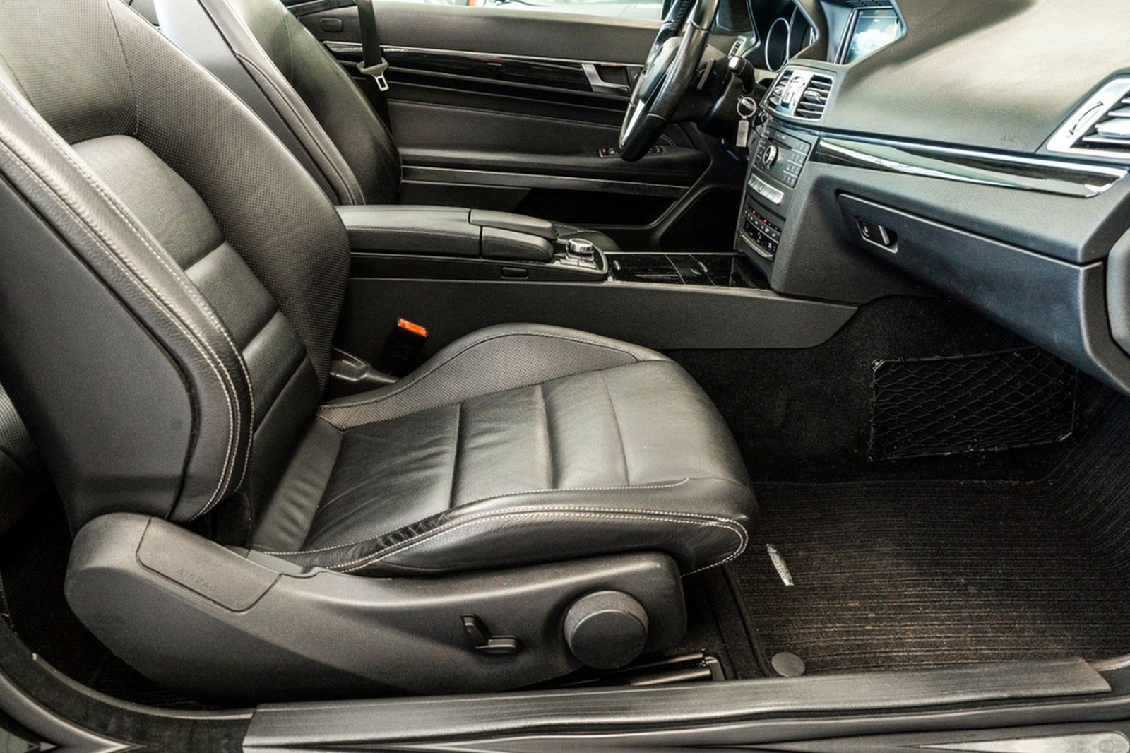 Mercedes-Benz E 200 Cabrio Automatik 184 PS LED Navi foto 28