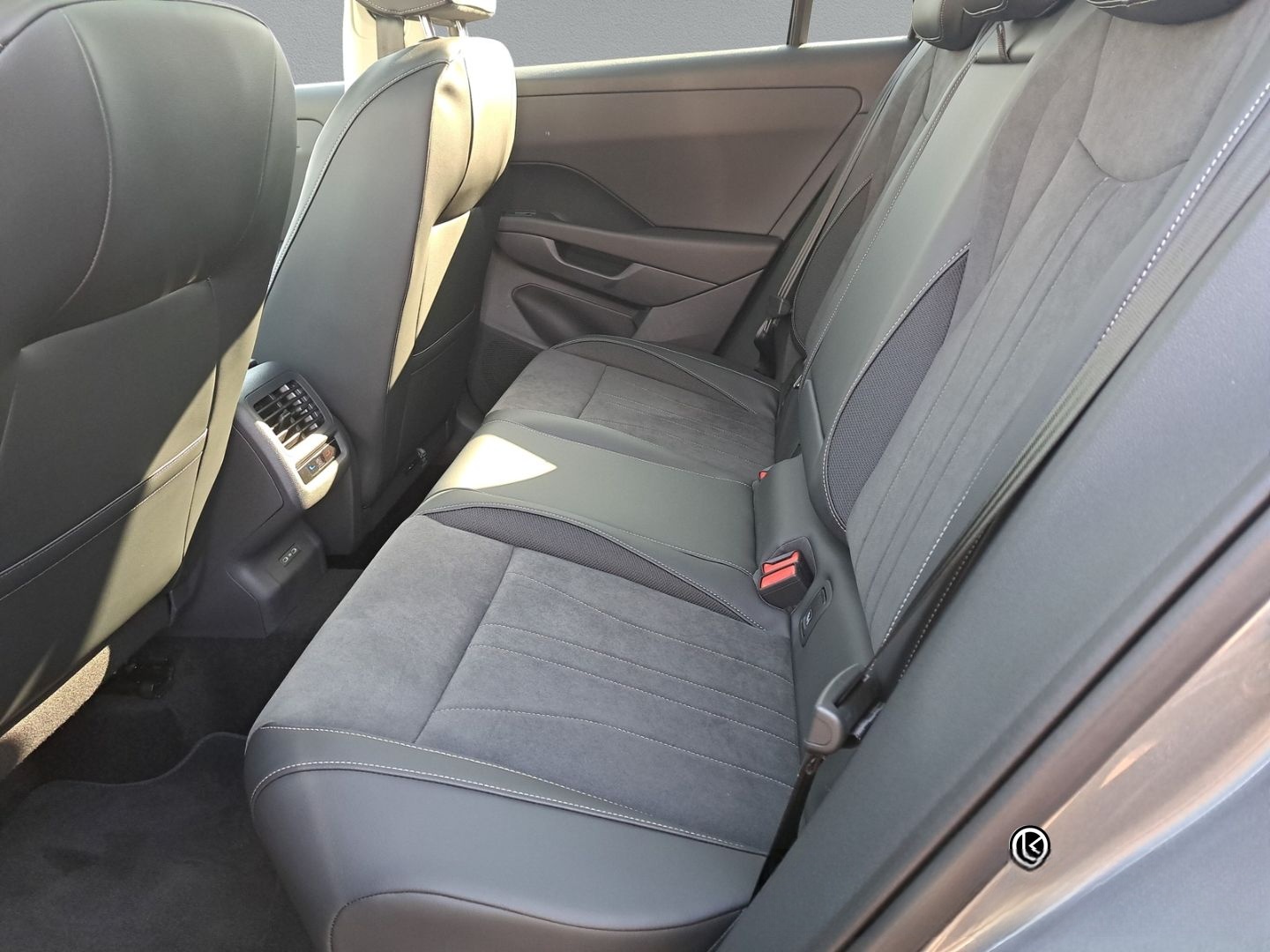 Volkswagen T-Roc 1.5 l eTSI DSG Style HUD El. Panodach Navi foto 12