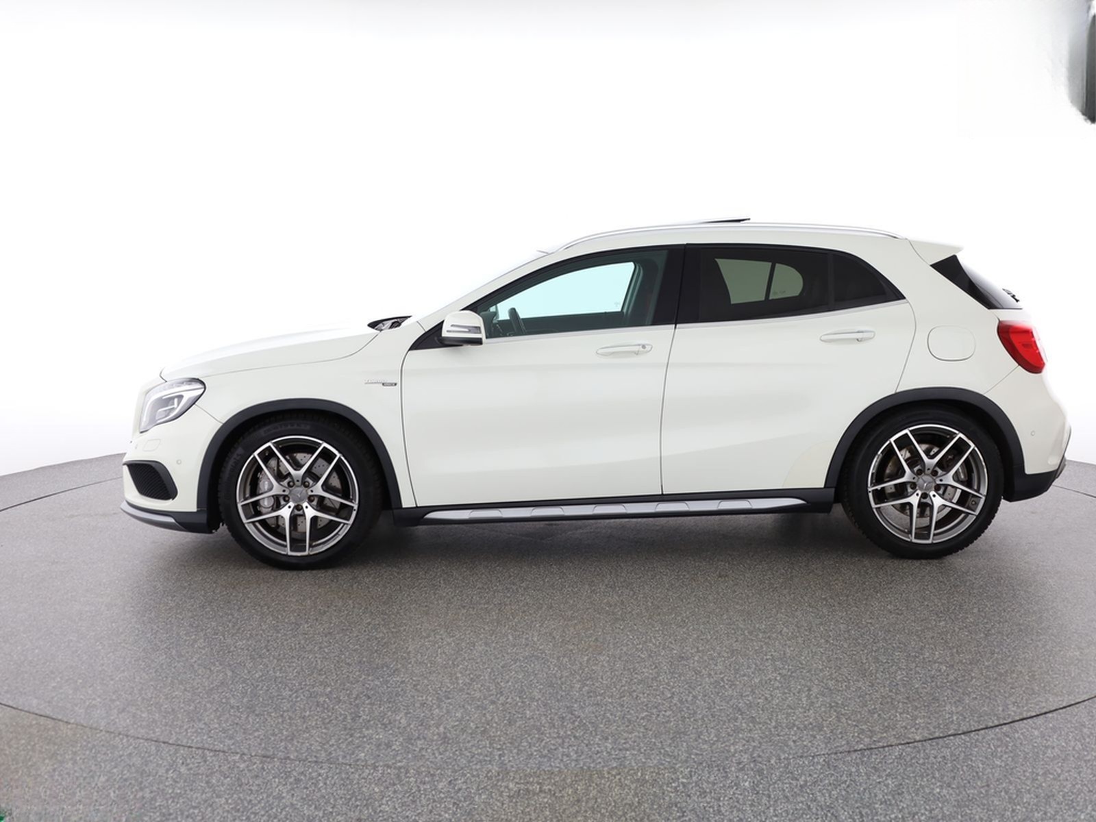 Mercedes-Benz GLA 45 AMG PERFORMANCE 4M PANO,KEYLESS,COMAND foto 2