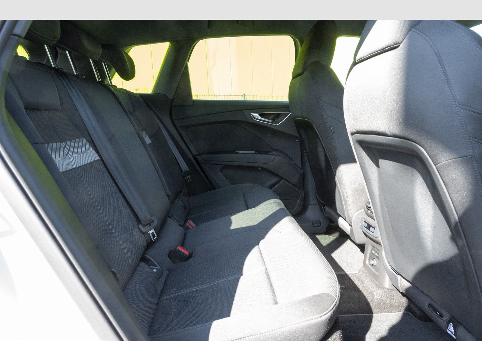 Audi Q4 45 AHK,PDC,LED e-tron foto 10