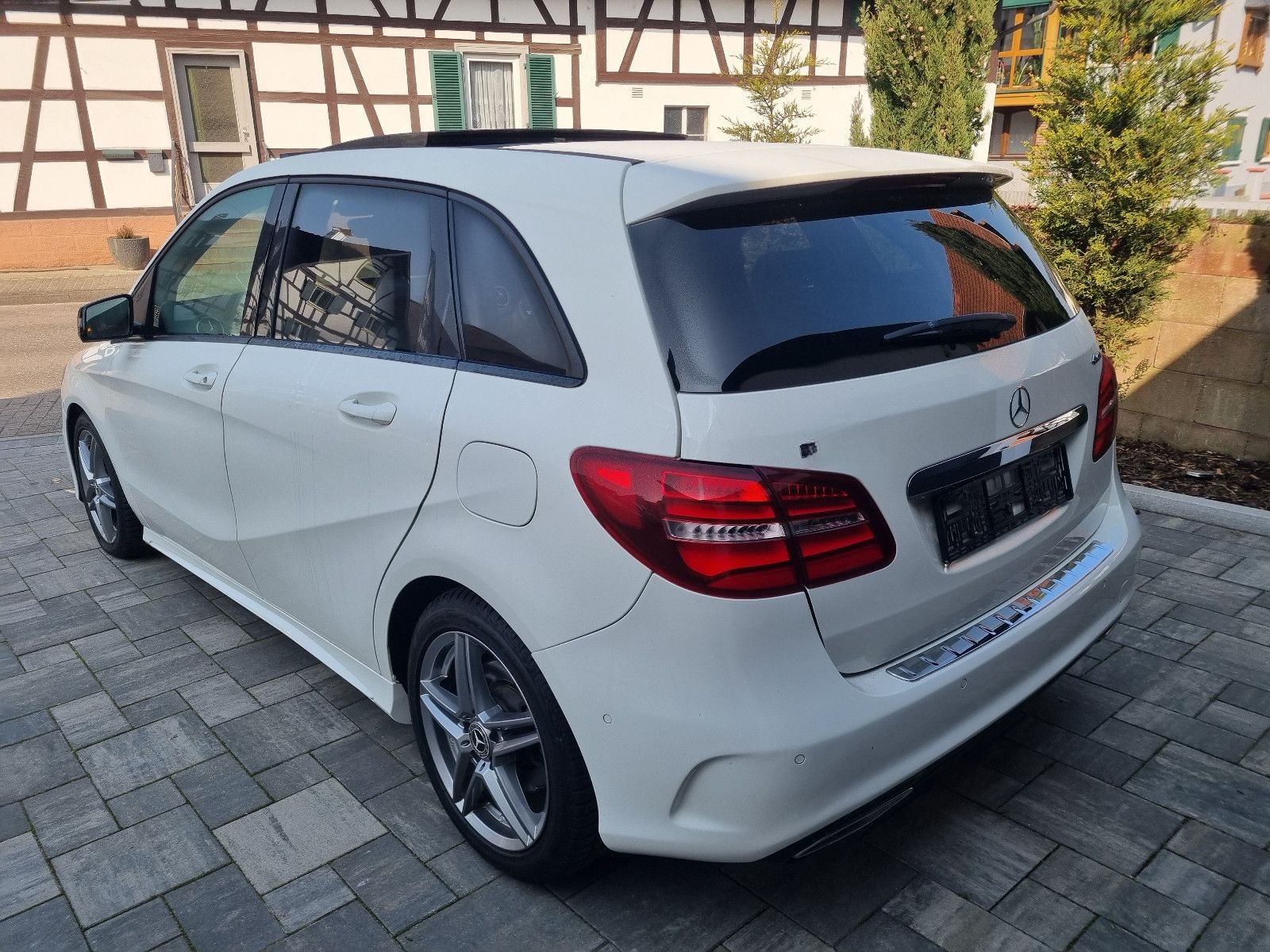 Mercedes-Benz B 220 4Matic AMG Line foto 4