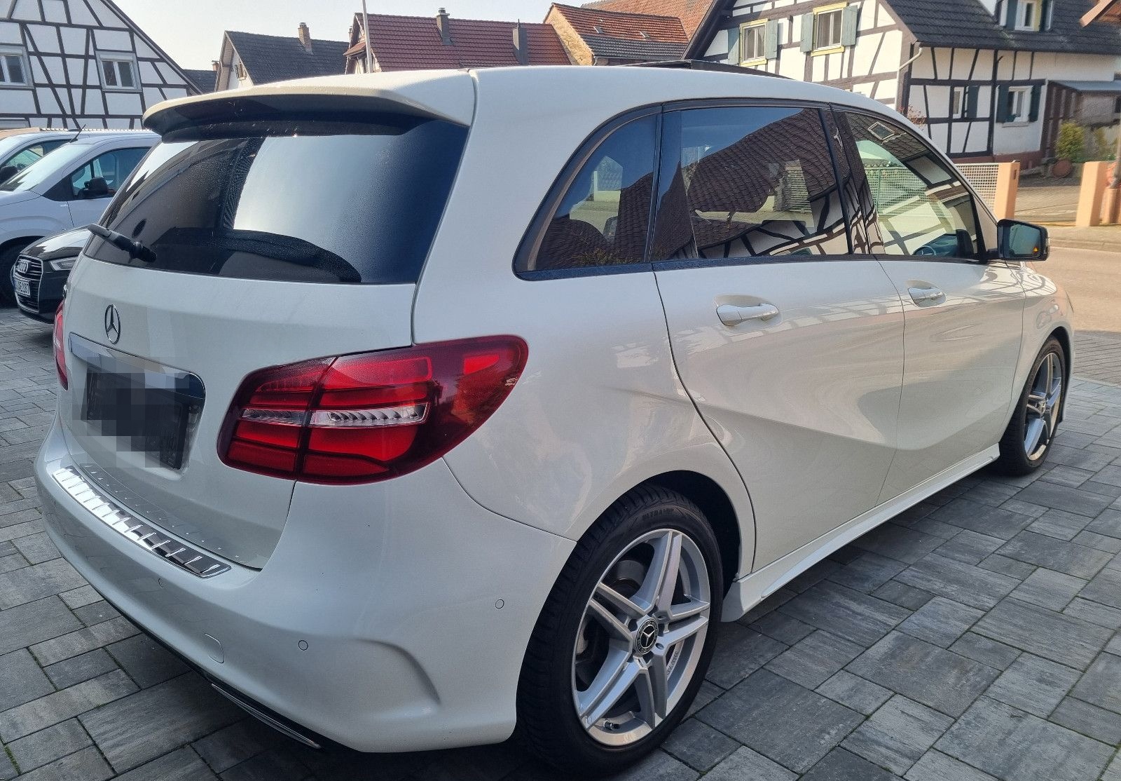 Mercedes-Benz B 220 4Matic AMG Line foto 6