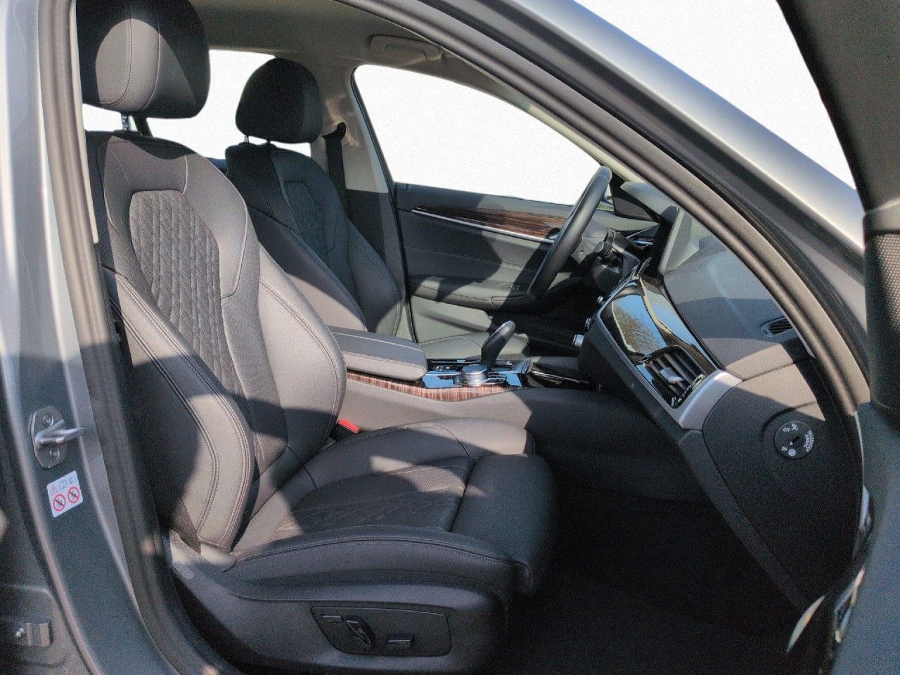 BMW 530i Touring LiveProf,HUD,360°,SpoSi,AHK,HiFi foto 11