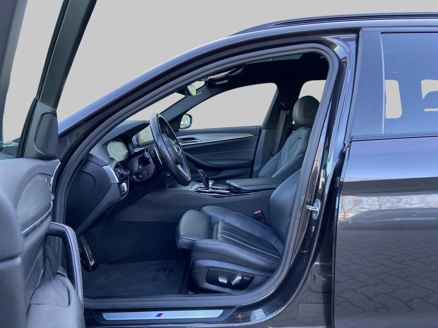 BMW 530 d Touring M Sport HUD AHK Pano Navi DA+ PA foto 9