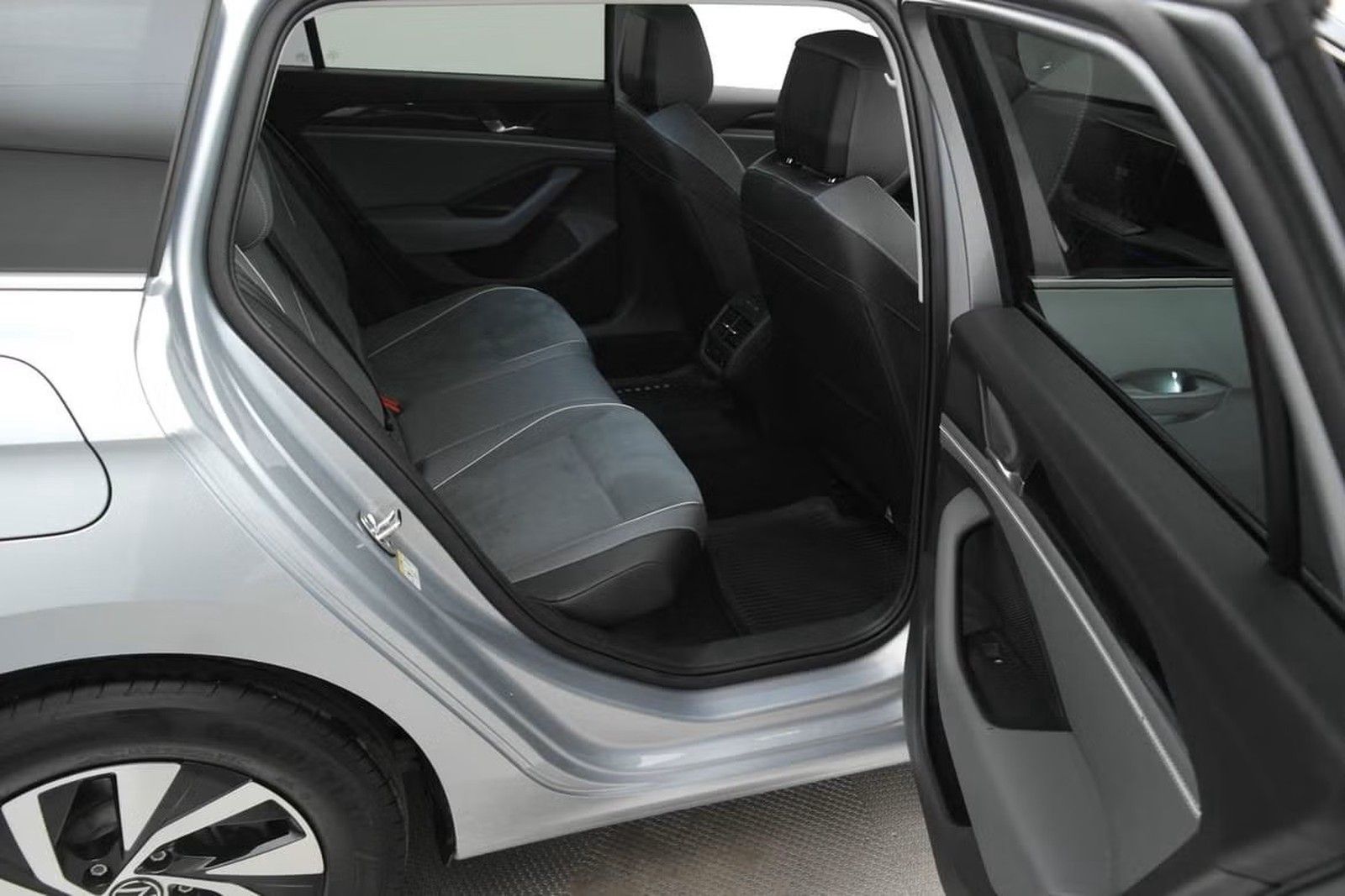 Volkswagen Passat Variant 1.5 eTSI Business *AHK/KAMERA/CAR foto 17