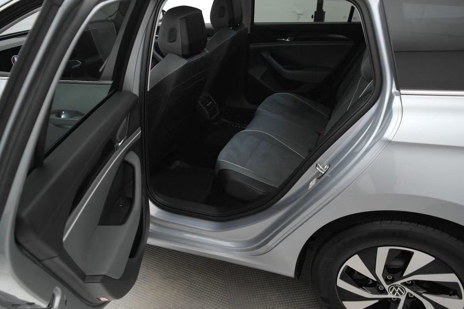 Volkswagen Passat Variant 1.5 eTSI Business *AHK/KAMERA/CAR foto 19