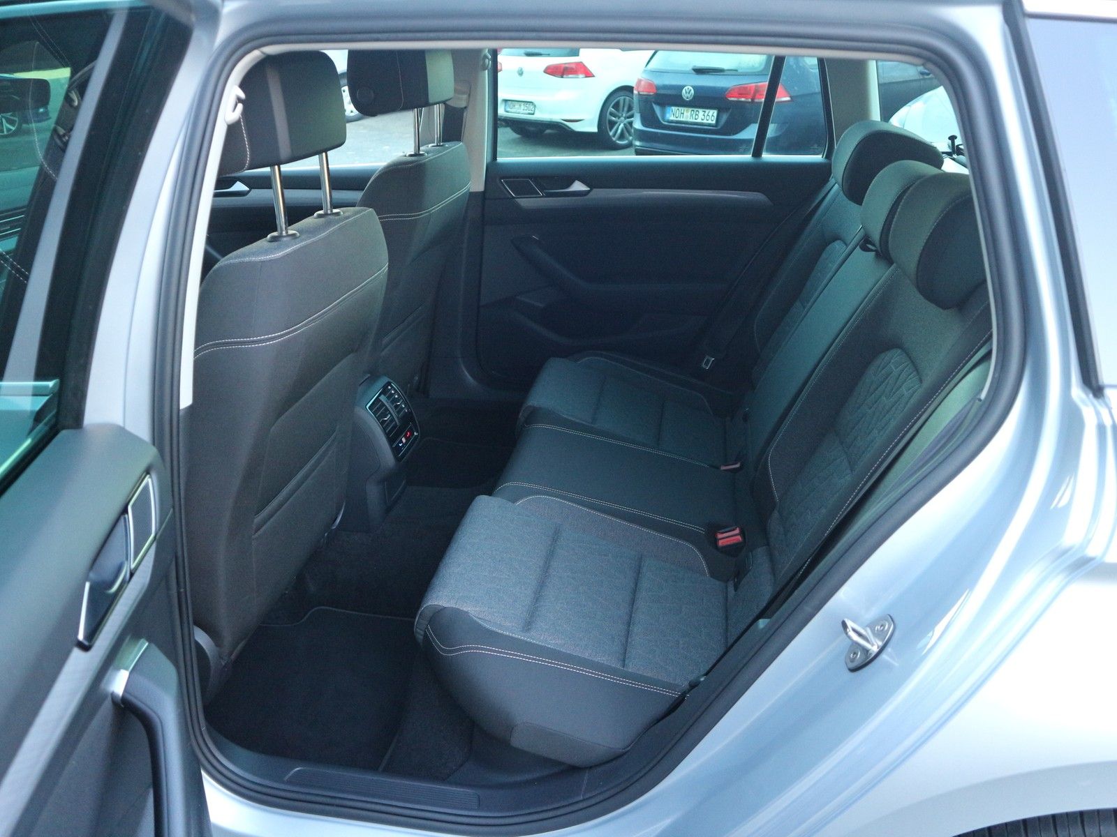Volkswagen Passat Variant Business 4M +Kamera+AHK+Navi+LED foto 8