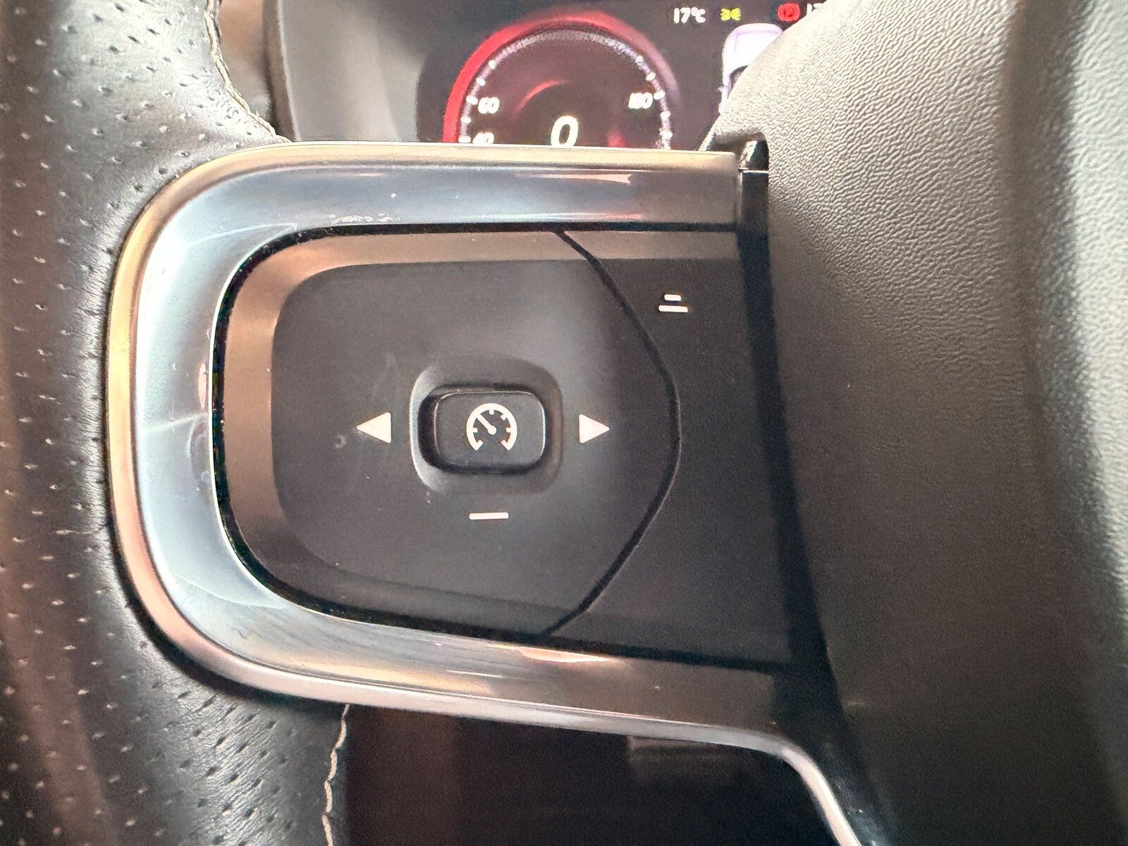 Volvo XC 40 T4 2WD R-Design LED NAVI TWA RFK WINTERP. foto 13