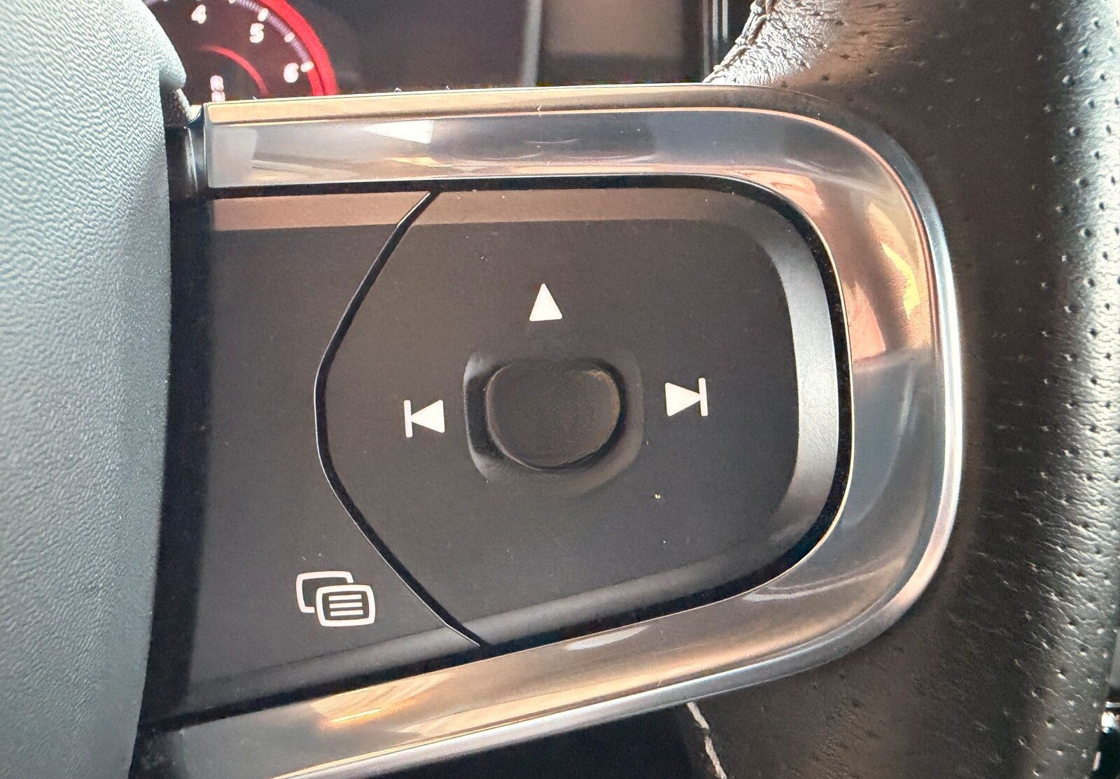 Volvo XC 40 T4 2WD R-Design LED NAVI TWA RFK WINTERP. foto 15