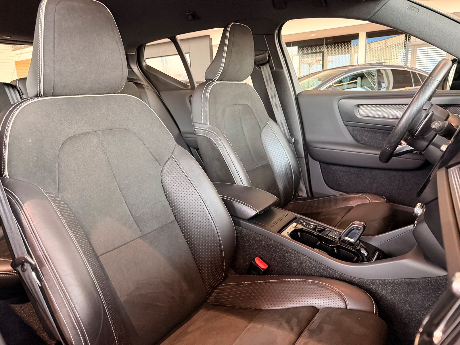 Volvo XC 40 T4 2WD R-Design LED NAVI TWA RFK WINTERP. foto 7