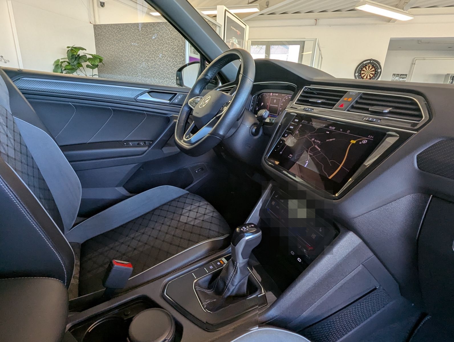 Volkswagen Tiguan 2.0 TDI DSG R-Line Matrix Pano HUD AHK 20 foto 11