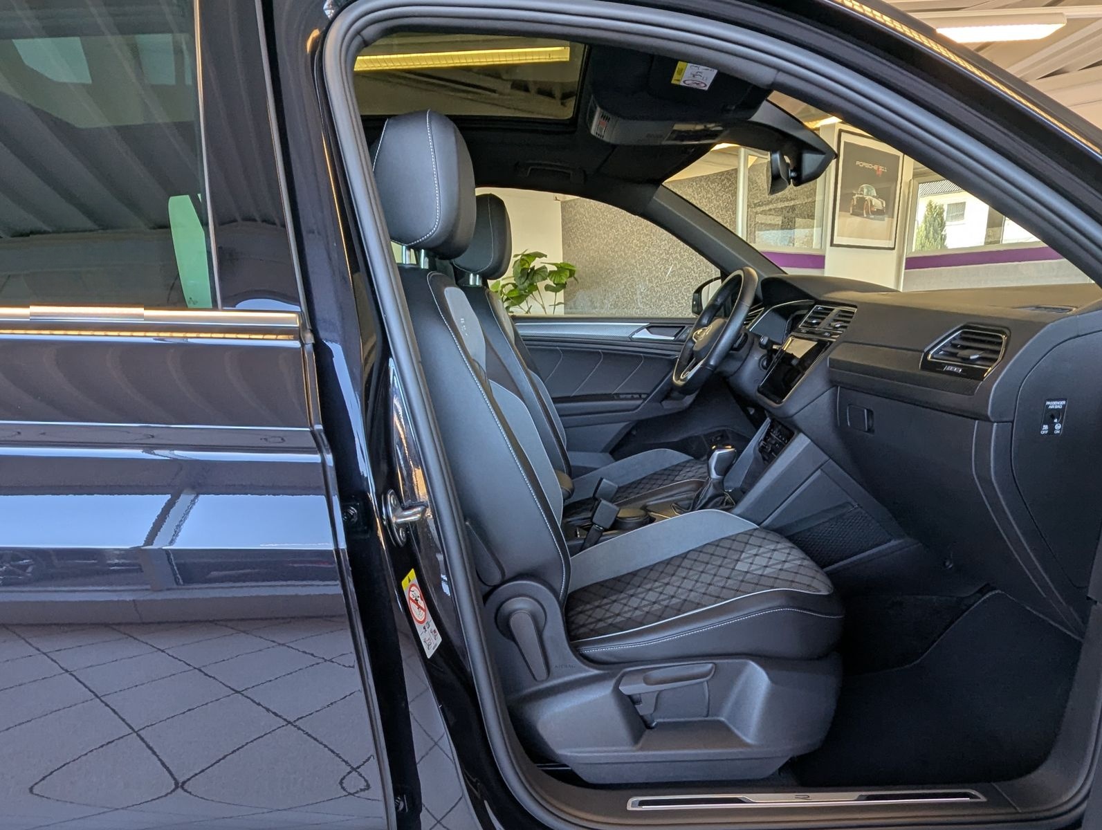 Volkswagen Tiguan 2.0 TDI DSG R-Line Matrix Pano HUD AHK 20 foto 12