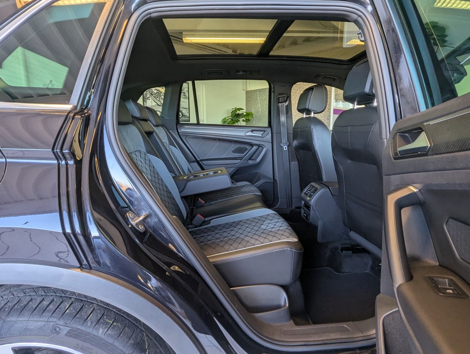 Volkswagen Tiguan 2.0 TDI DSG R-Line Matrix Pano HUD AHK 20 foto 13