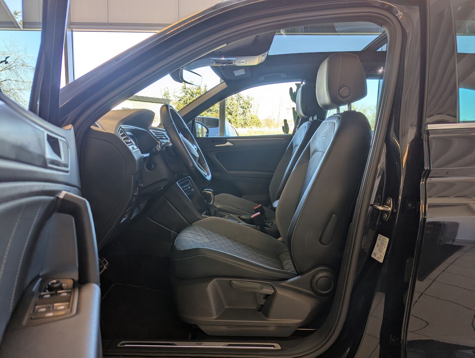 Volkswagen Tiguan 2.0 TDI DSG R-Line Matrix Pano HUD AHK 20 foto 15