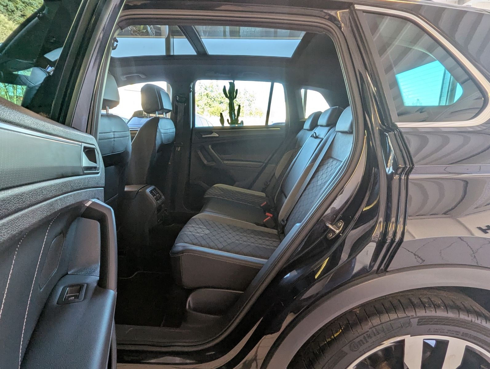 Volkswagen Tiguan 2.0 TDI DSG R-Line Matrix Pano HUD AHK 20 foto 16