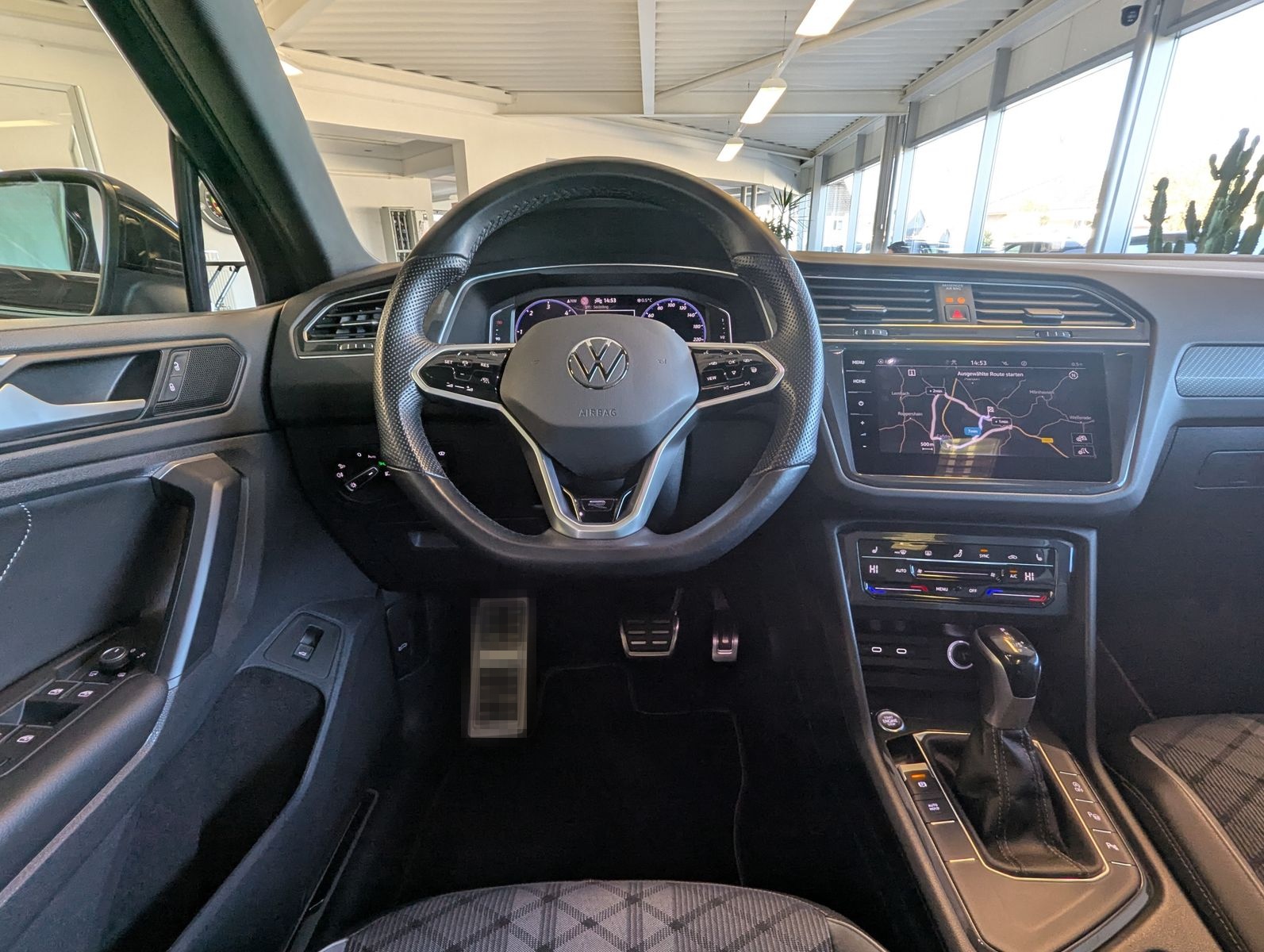 Volkswagen Tiguan 2.0 TDI DSG R-Line Matrix Pano HUD AHK 20 foto 17