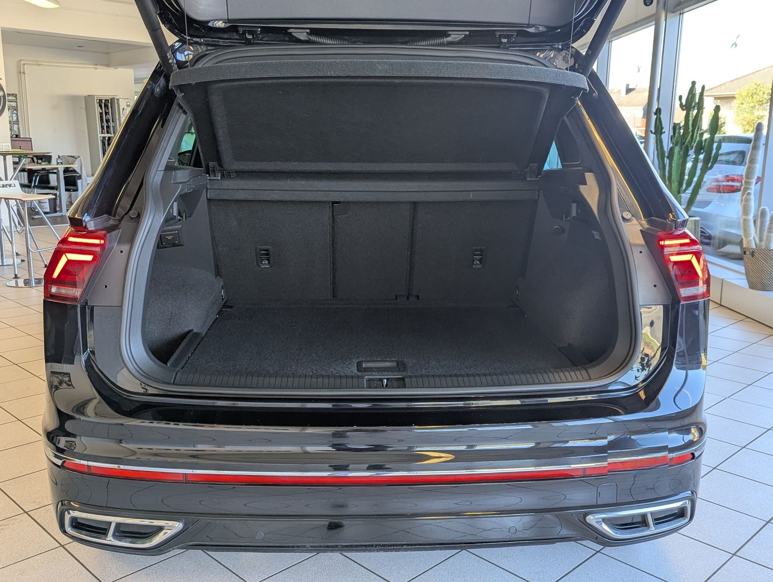 Volkswagen Tiguan 2.0 TDI DSG R-Line Matrix Pano HUD AHK 20 foto 20